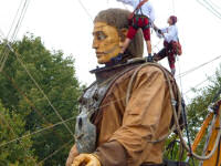 Das Wiedersehen von Berlin - Der Weg des großen Riesen durchs Regierungsviertel (22 Bilder, 2 Videos)